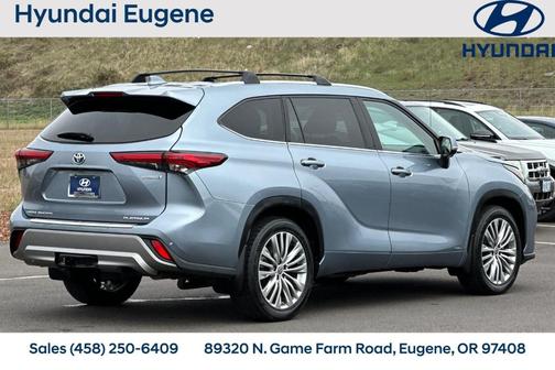 2023 Toyota Highlander Hybrid Platinum