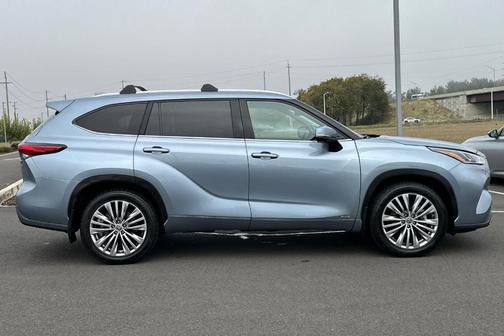 2023 Toyota Highlander Hybrid Platinum