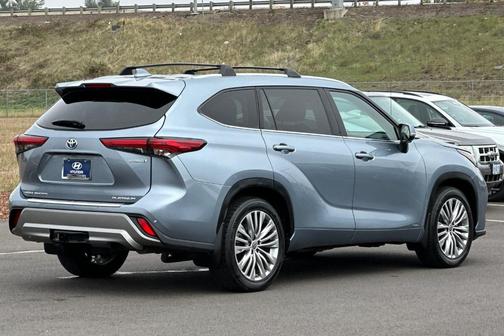 2023 Toyota Highlander Hybrid Platinum