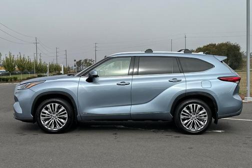 2023 Toyota Highlander Hybrid Platinum