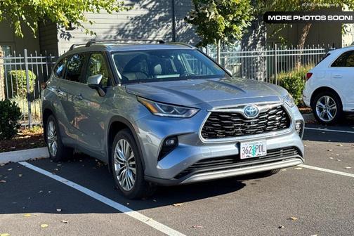 2023 Toyota Highlander Hybrid Platinum