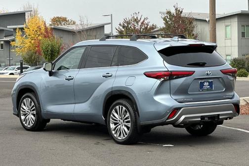 2023 Toyota Highlander Hybrid Platinum