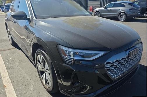 Mythos Black Metallic 2024 Audi Q8 e-tron Premium