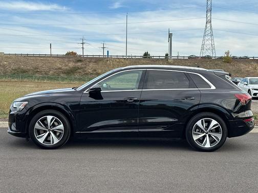 Mythos Black Metallic 2024 Audi Q8 e-tron Premium