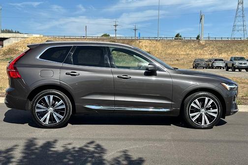 Platinum Gray Metallic 2023 Volvo XC60 B5 Plus Bright Theme