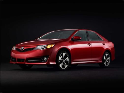 Red 2014 Toyota Camry SE