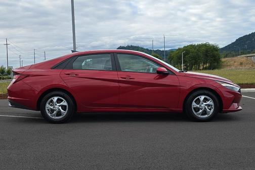 2022 Hyundai ELANTRA SE