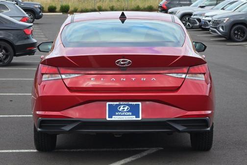 2022 Hyundai ELANTRA SE
