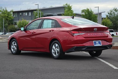 2022 Hyundai ELANTRA SE