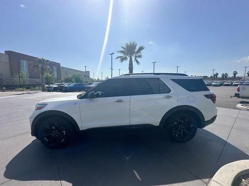 White 2023 Ford Explorer ST-Line