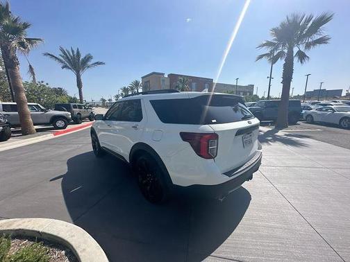 White 2023 Ford Explorer ST-Line