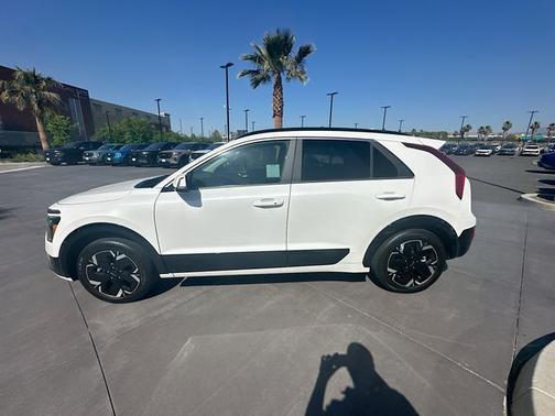 Snow White Pearl 2024 Kia Niro EV Wind