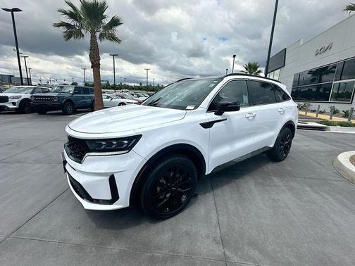 White 2022 Kia Sorento SX