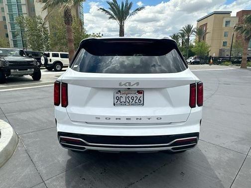 White 2022 Kia Sorento SX