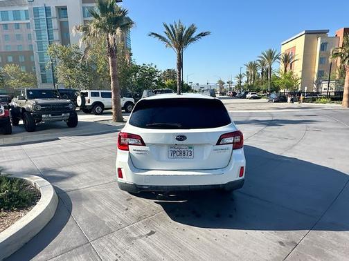 Crystal White Pearl 2016 Subaru Outback 2.5i