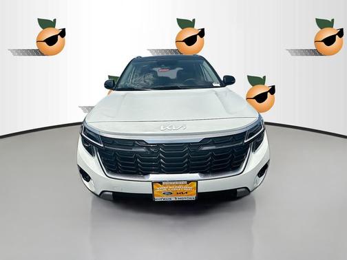 Clear White/Black Roof 2026 Kia Seltos S