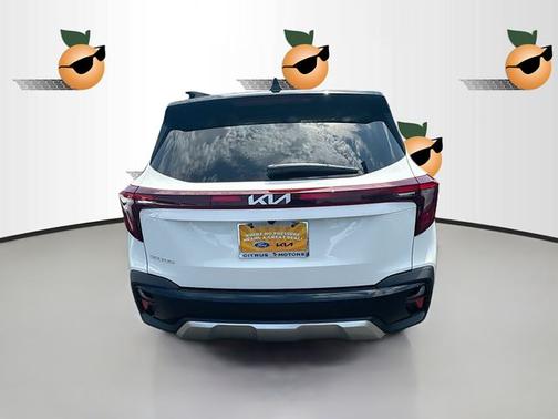 Clear White/Black Roof 2026 Kia Seltos S