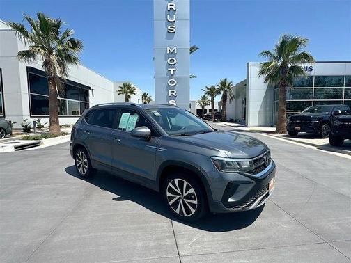 Platinum Gray Metallic 2022 Volkswagen Taos 1.5T SE