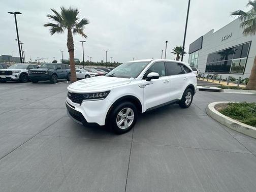 White 2023 Kia Sorento LX
