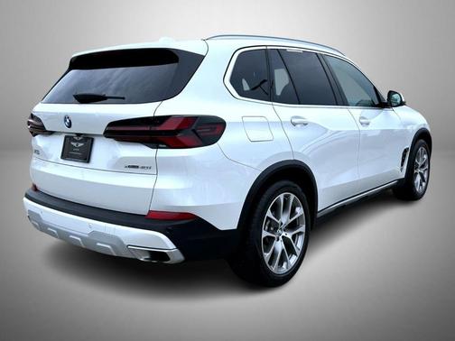 Mineral White Metallic 2024 BMW X5 xDrive40i