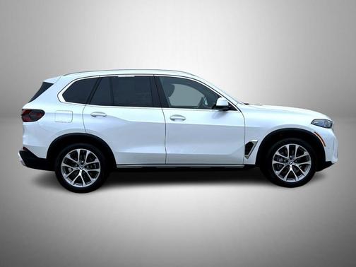 Mineral White Metallic 2024 BMW X5 xDrive40i