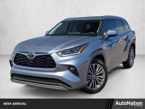 Moon Dust 2023 Toyota Highlander Platinum