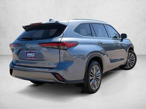 Moon Dust 2023 Toyota Highlander Platinum