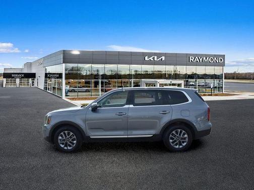 Everlasting Silver 2024 Kia Telluride LX