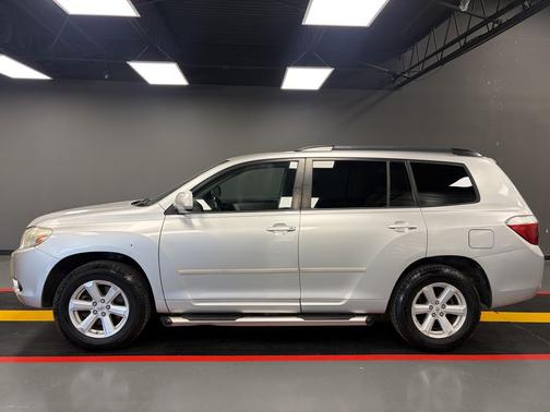 Silver 2010 Toyota Highlander SE