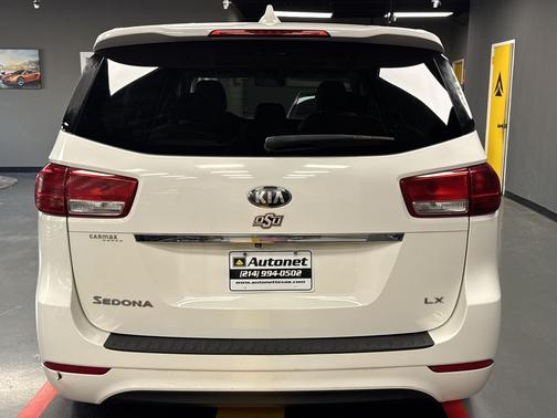 White 2017 Kia Sedona LX