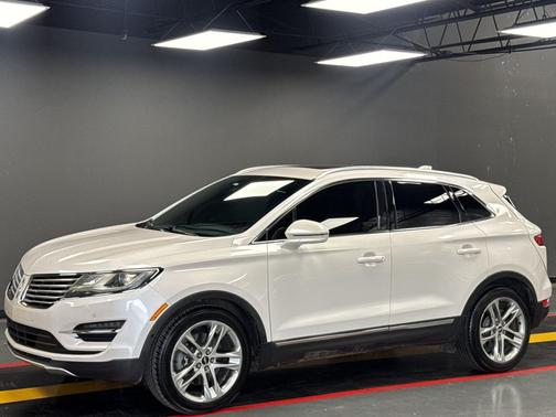 White 2015 Lincoln MKC Base