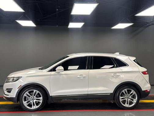 White 2015 Lincoln MKC Base