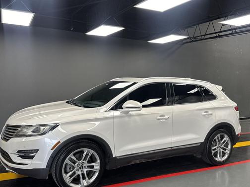White 2015 Lincoln MKC Base