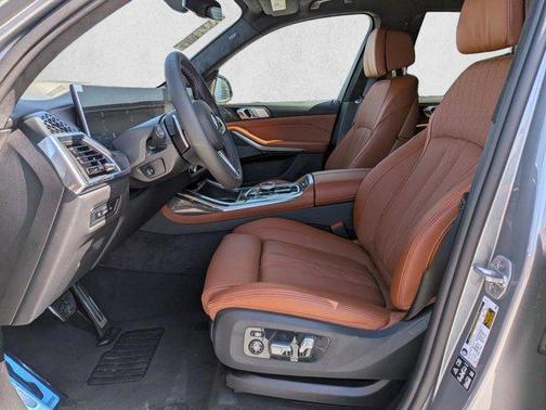 Skyscraper Grey Metallic 2026 BMW X7 M60i