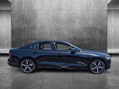 2024 Volvo S60 B5 Plus Dark Theme