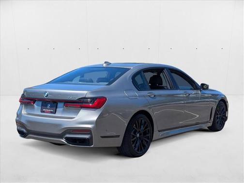 2022 BMW 740 i