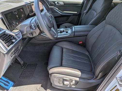 Mineral White Metallic 2026 BMW X7 M60i