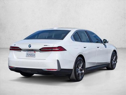 Alpine White 2025 BMW i5 eDrive40