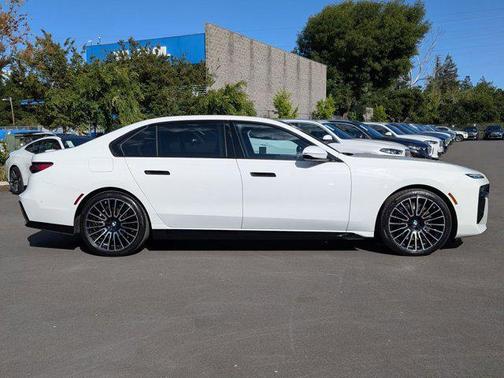 Alpine White 2025 BMW 740 740i