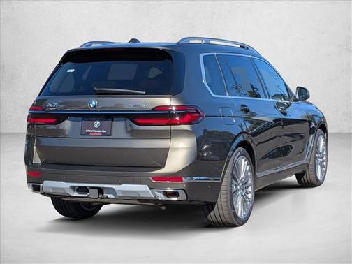 Manhattan Green Metallic 2027 BMW X7 xDrive40i
