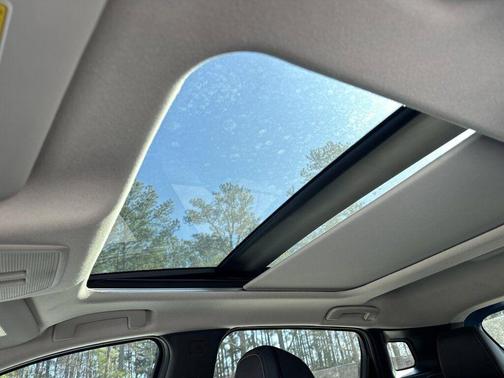 2t Ice Blk Roof 2026 Nissan Kicks SR