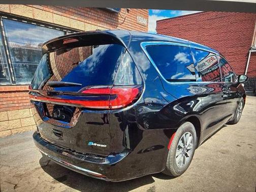 2023 Chrysler Pacifica Hybrid Touring L