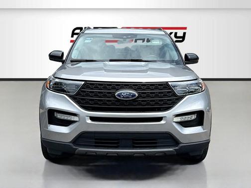 ICONIC SILVER METALLIC 2022 Ford Explorer XLT