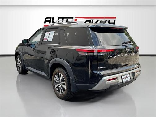 2023 Nissan Pathfinder SL FWD
