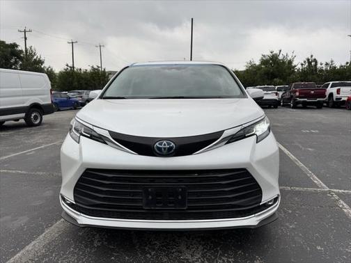 2023 Toyota Sienna XLE 8 Passenger