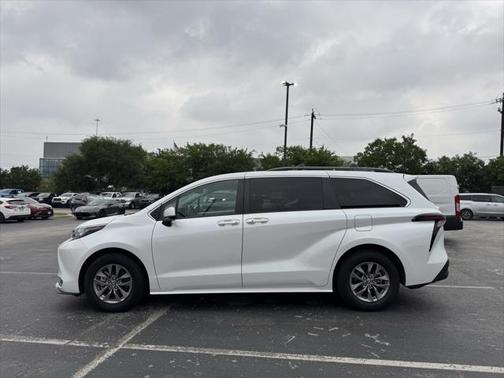 2023 Toyota Sienna XLE 8 Passenger