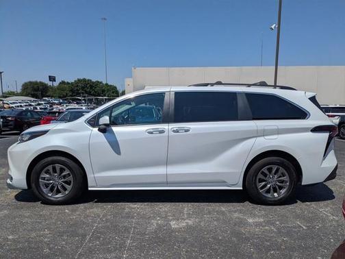 2023 Toyota Sienna XLE 8 Passenger