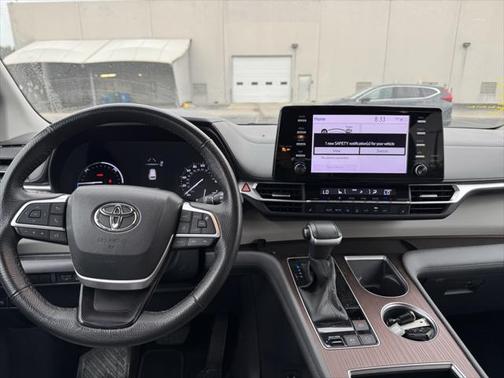 2023 Toyota Sienna XLE 8 Passenger