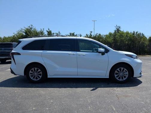 2023 Toyota Sienna XLE 8 Passenger