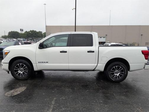 2023 Nissan Titan SV